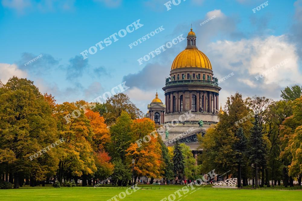 Фотография солнечного дня в Санкт-Петербург, Россия. На изображении показан Исаакиевский собор на фоне чистого голубого неба, освещённый летним солнцем. Фотоснимок запечатлевает Исаакиевская площадь и передаёт атмосферу тёплого, ясного дня в историческом центре города. Фото подчёркивает архитектурное величие Петербурга и популярность экскурсионных маршрутов в летний сезон. Иллюстрация может использоваться как изображение, картинка или слайд, посвящённые летнему отдыху, экскурсиям и достопримечательностям России.